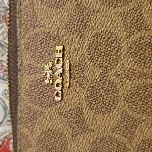 Coach - Picture 5 of 5